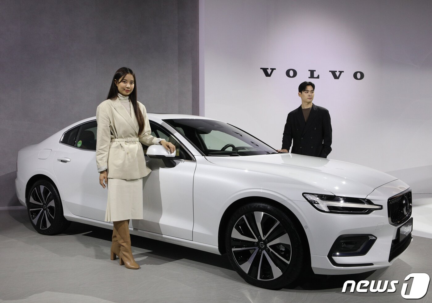 본문 이미지 - 27일 서울 중구 웨스틴 조선 호텔에서 열린 볼보자동차코리아 신형 S60·V60 크로스컨트리 차량 공개 행사에서 모델이 S60 차량을 선보이고 있다. 신형 S60·V60 크로스컨트리는 천연 소재를 활용한 스칸디나비아 인테리어와 능동형 안전기술 ADAS 센서 플랫폼을 갖췄다. 2022.9.27/뉴스1 ⓒ News1 신웅수 기자