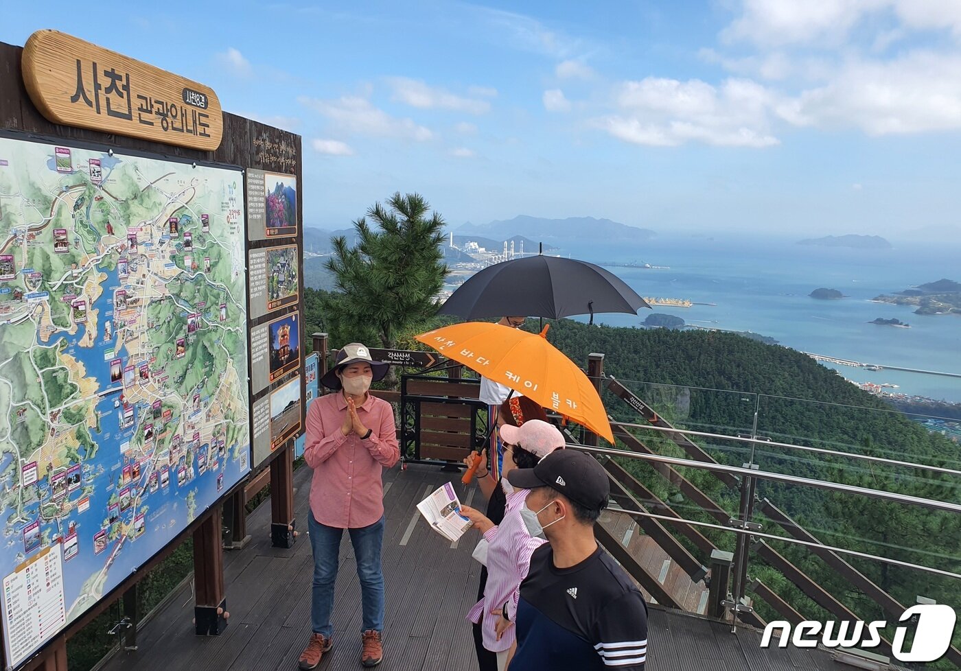 본문 이미지 - 각산 전망대에서 해설을 하는 배인숙 해설사. “여기서 한려수도의 통영-고성-사천-남해-하동, 그리고 산청의 지리산까지 안 보이는 곳이 없습니다!”