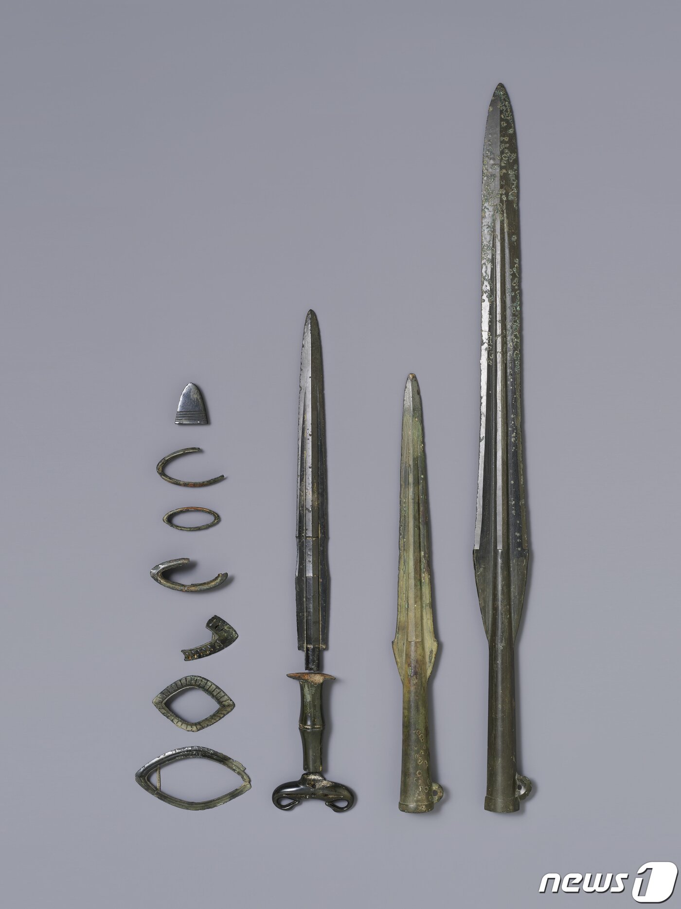 본문 이미지 - 국립김해박물관에서 전시될 예정인 한국식 동검과 청동창. (국립김해박물관 제공)