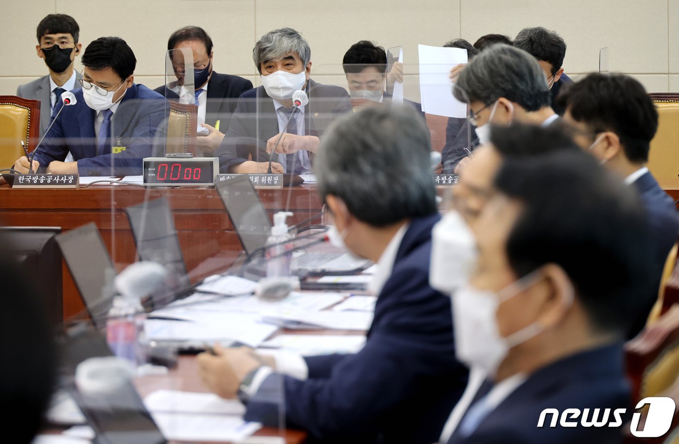 본문 이미지 - 한상혁 방송통신위원장이 27일 오전 서울 여의도 국회에서 열린 과학기술정보방송통신위원회 전체회의에 출석해 의원들의 질문에 답변하고 있다. (공동취재) 2022.9.27/뉴스1 ⓒ News1 허경 기자