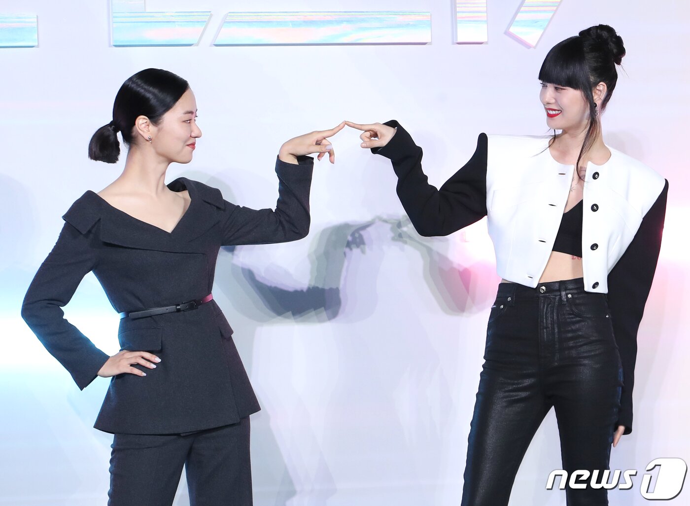 본문 이미지 - 배우 전여빈과 나나&#40;오른쪽&#41;가 27일 서울 용산구 CGV 용산아이파크몰에서 열린 넷플릭스 시리즈 &#39;글리치&#39; 제작발표회에서 외계인 포즈를 취하고 있다. ⓒ News1 권현진 기자