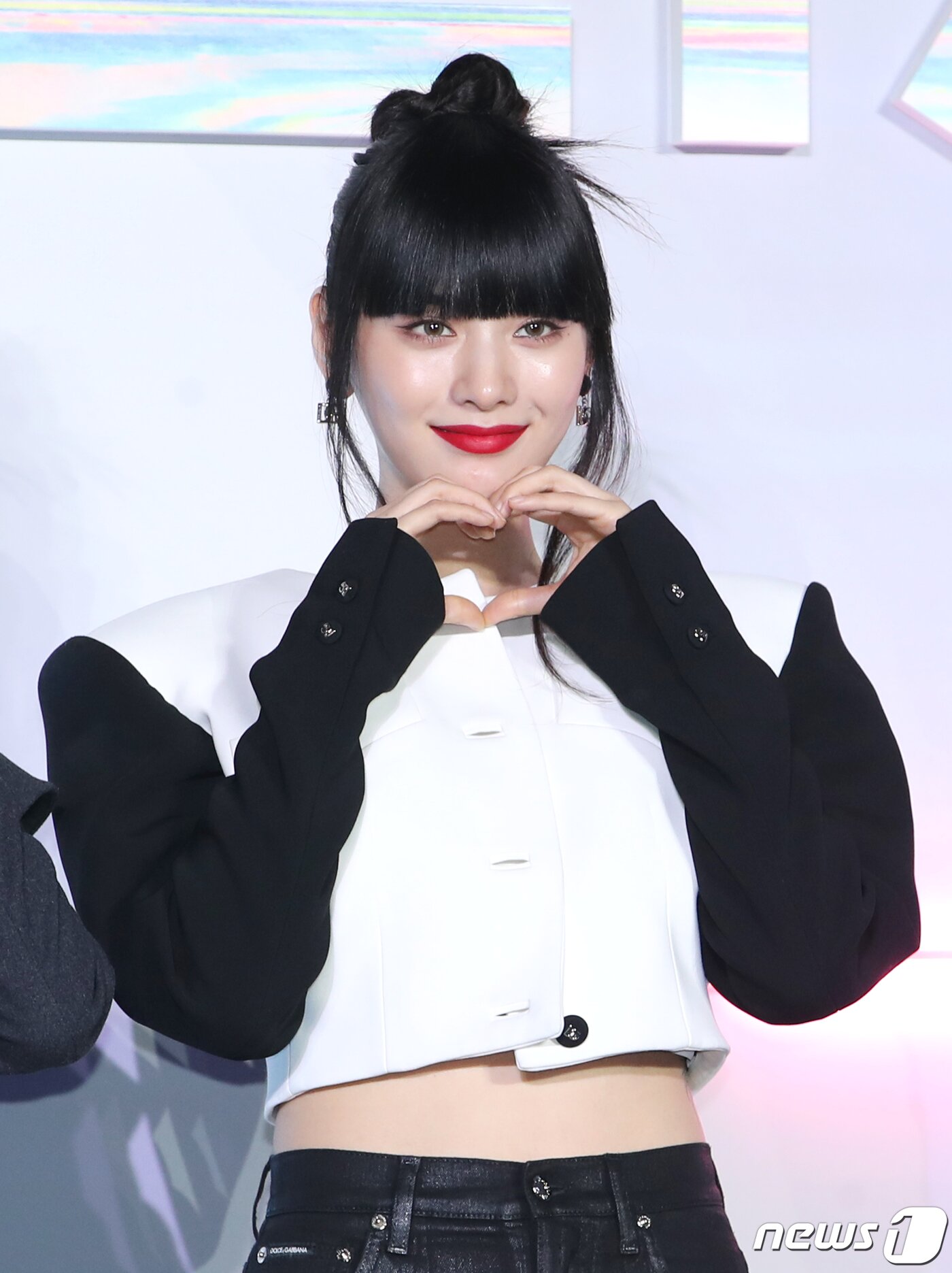 본문 이미지 - 배우 나나가 27일 서울 용산구 CGV 용산아이파크몰에서 열린 넷플릭스 시리즈 &#39;글리치&#39; 제작발표회에서 하트를 그리고 있다. ⓒ News1 권현진 기자