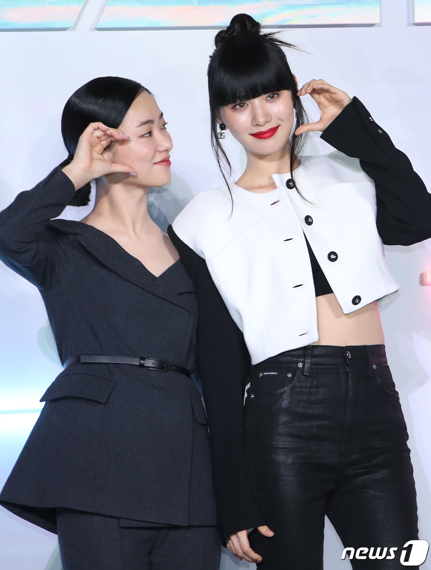 본문 이미지 - 배우 전여빈과 나나&#40;오른쪽&#41;가 27일 서울 용산구 CGV 용산아이파크몰에서 열린 넷플릭스 시리즈 &#39;글리치&#39; 제작발표회에서 볼 하트를 그리고 있다. ⓒ News1 권현진 기자