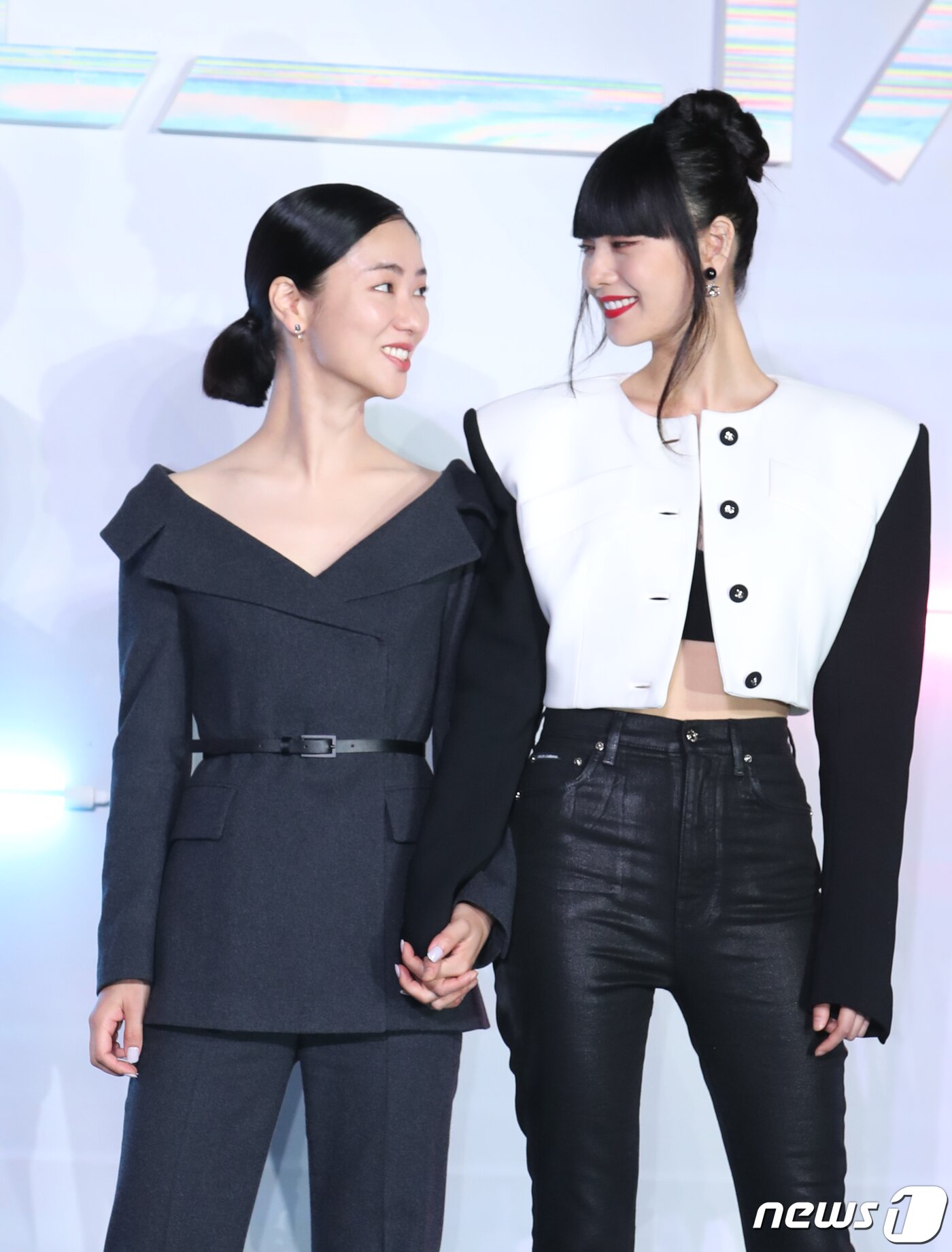 본문 이미지 - 배우 전여빈과 나나&#40;오른쪽&#41;가 27일 서울 용산구 CGV 용산아이파크몰에서 열린 넷플릭스 시리즈 &#39;글리치&#39; 제작발표회에서 손을 잡은 채 서로를 바라보고 있다. ⓒ News1 권현진 기자