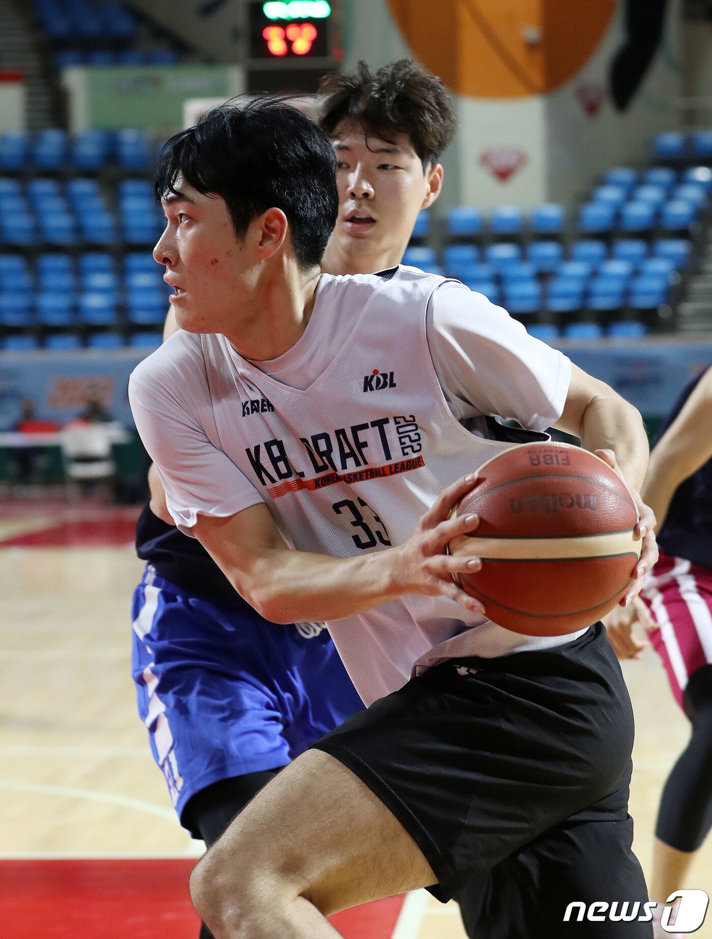 본문 이미지 - 이두원(고려대) 선수가 27일 서울 송파구 잠실학생체육관에서 열린 2022 KBL 신인선수 드래프트 트라이아웃 경기에서 골밑 돌파를 하고 있다. 2022.9.27/뉴스1 ⓒ News1 박세연 기자