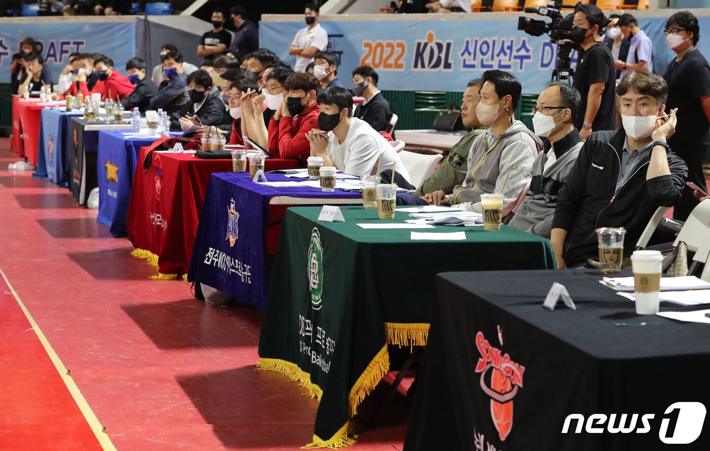 본문 이미지 - 27일 서울 송파구 잠실학생체육관에서 열린 2022 KBL 신인선수 드래프트 트라이아웃에서 프로구단 감독과 관계자들이 신인 선수들의 경기 모습을 지켜보고 있다. 2022.9.27/뉴스1 ⓒ News1 박세연 기자