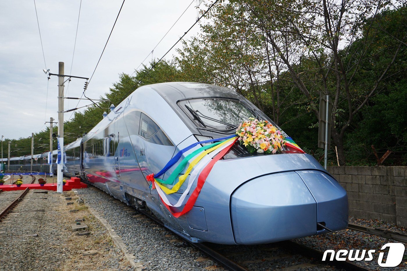 본문 이미지 - EMU-320 고속차량 (현대로템 제공)