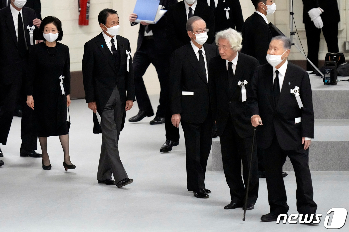 (도쿄 로이터=뉴스1) 김성식 기자 = 27일 일본 도쿄에 위치한 부도칸으로 오른쪽부터 모리 요시로, 고이즈미 준이치로, 후쿠다 야스오, 아소 다로 전 일본 총리가 차례로 입장하고 …