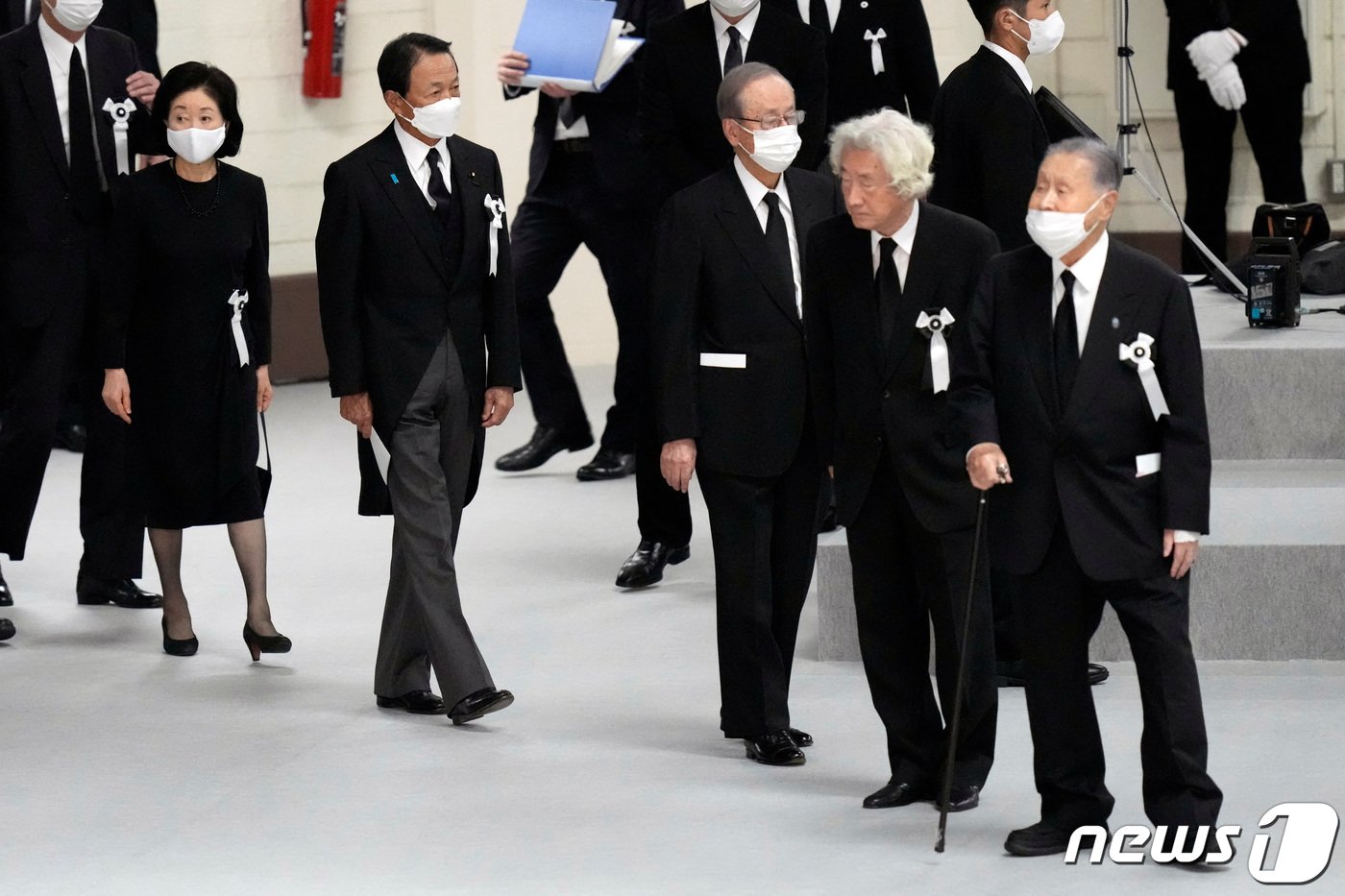 본문 이미지 - 27일 일본 도쿄에 위치한 부도칸으로 오른쪽부터 모리 요시로, 고이즈미 준이치로, 후쿠다 야스오, 아소 다로 전 일본 총리가 차례로 입장하고 있다. ⓒ 로이터=뉴스1 ⓒ News1 김성식 기자