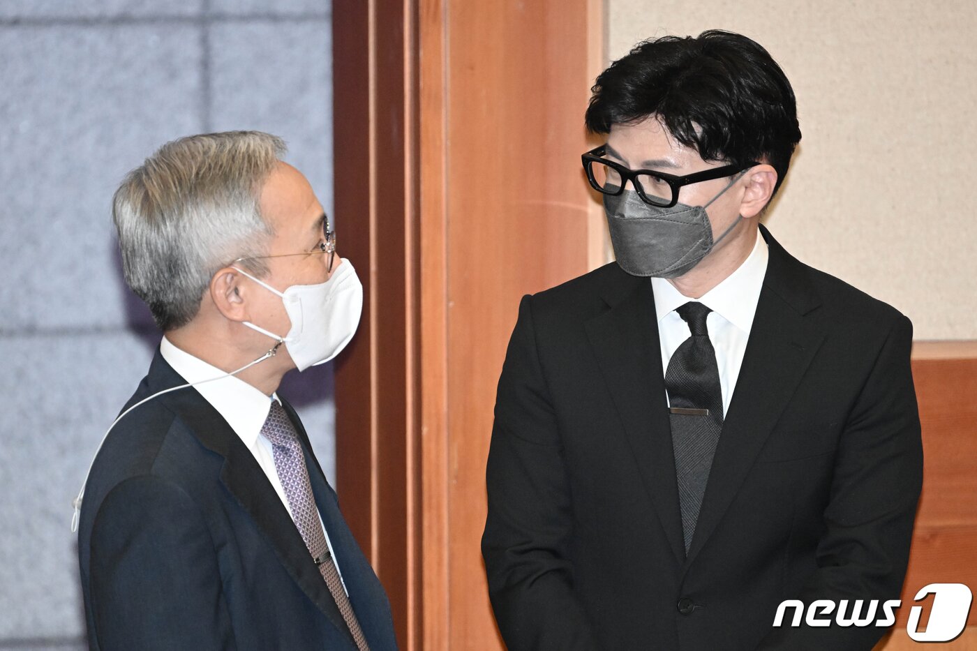 본문 이미지 - 한동훈 법무부 장관과 법무부 측 소송 대리인 강일원 전 헌법재판관이 27일 오후 서울 종로구 헌법재판소 대심판정에서 열린 &#39;검수완박&#39; 법안의 위헌 여부를 판단하기 위한 공개변론에 출석해 대화를 나누고 있다.&#40;공동취재&#41; 2022.9.27/뉴스1 ⓒ News1 이승배 기자