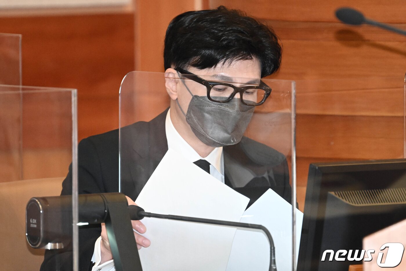 본문 이미지 - 한동훈 법무부 장관이 27일 오후 서울 종로구 헌법재판소 대심판정에서 열린 &#39;검수완박&#39; 법안의 위헌 여부를 판단하기 위한 공개변론에 청구인으로 출석해 자료를 살펴보고 있다. &#40;공동취재&#41; 2022.9.27/뉴스1 ⓒ News1 이승배 기자