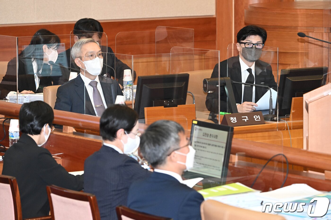 본문 이미지 - 한동훈 법무부 장관과 법무부 측 소송 대리인 강일원 전 헌법재판관이 27일 오후 서울 종로구 헌법재판소 대심판정에서 열린 &#39;검수완박&#39; 법안의 위헌 여부를 판단하기 위한 공개변론에 출석해 자리하고 있다.&#40;공동취재&#41; 2022.9.27/뉴스1 ⓒ News1 이승배 기자
