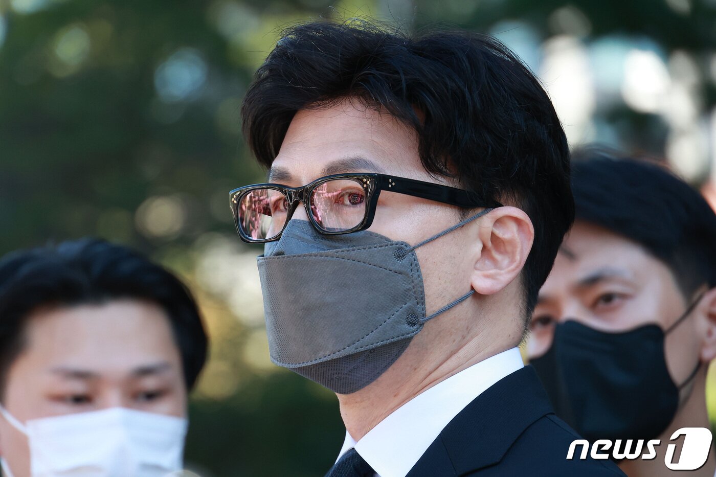 본문 이미지 - 한동훈 법무부 장관이 27일 오후 서울 종로구 헌법재판소에서 열린 &#39;검수완박&#39;&#40;검찰 수사권 완전박탈&#41; 법안의 위헌 여부를 따지는 공개변론에 출석하며 취재진의 질문에 답하고 있다. &#40;공동취재&#41; 2022.9.27/뉴스1 ⓒ News1 이승배 기자