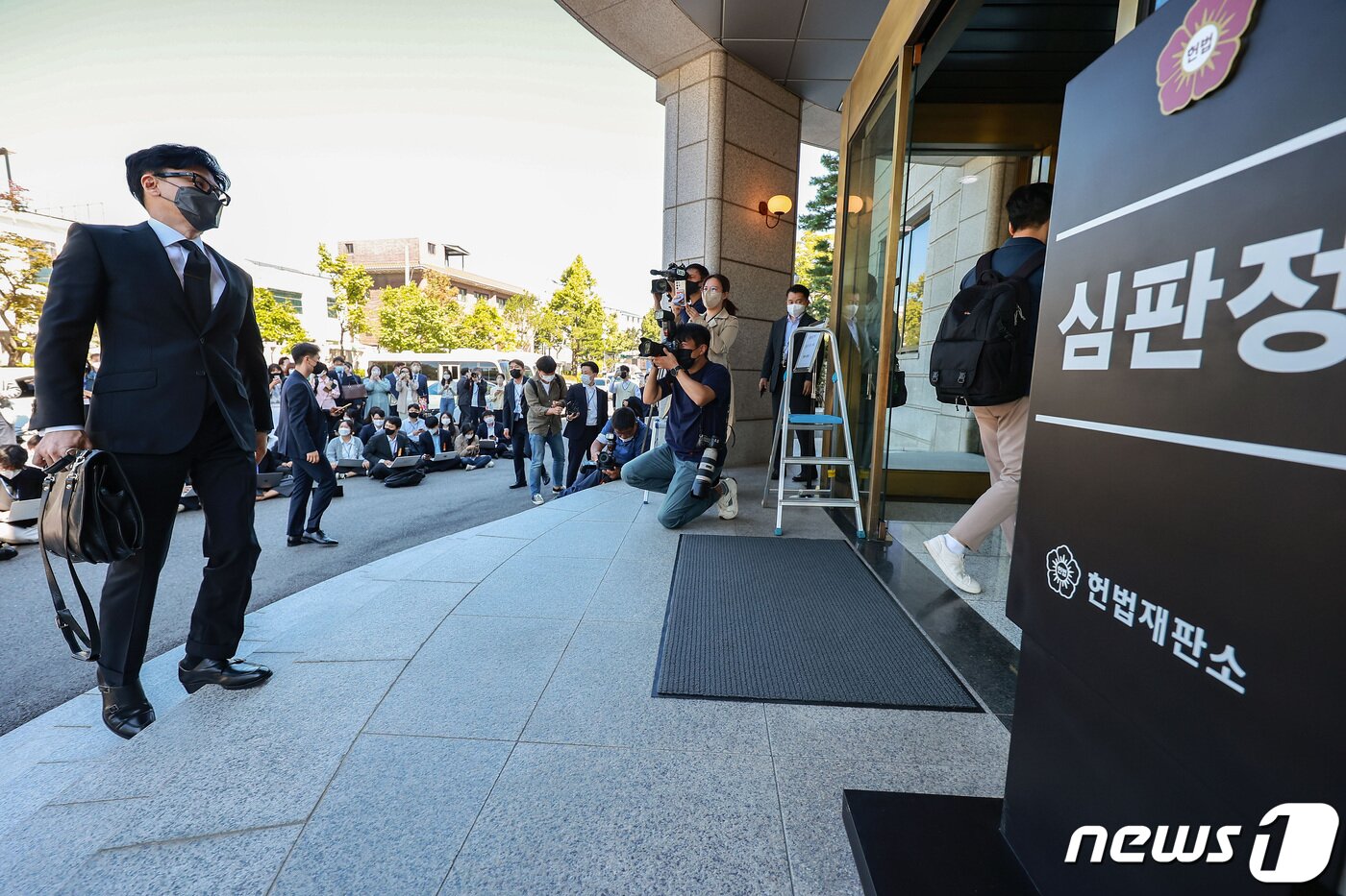 본문 이미지 - 한동훈 법무부 장관이 27일 오후 서울 종로구 헌법재판소에서 열린 &#39;검수완박&#39;&#40;검찰 수사권 완전박탈&#41; 법안의 위헌 여부를 따지는 공개변론에 출석하고 있다. &#40;공동취재&#41; 2022.9.27/뉴스1 ⓒ News1 이승배 기자