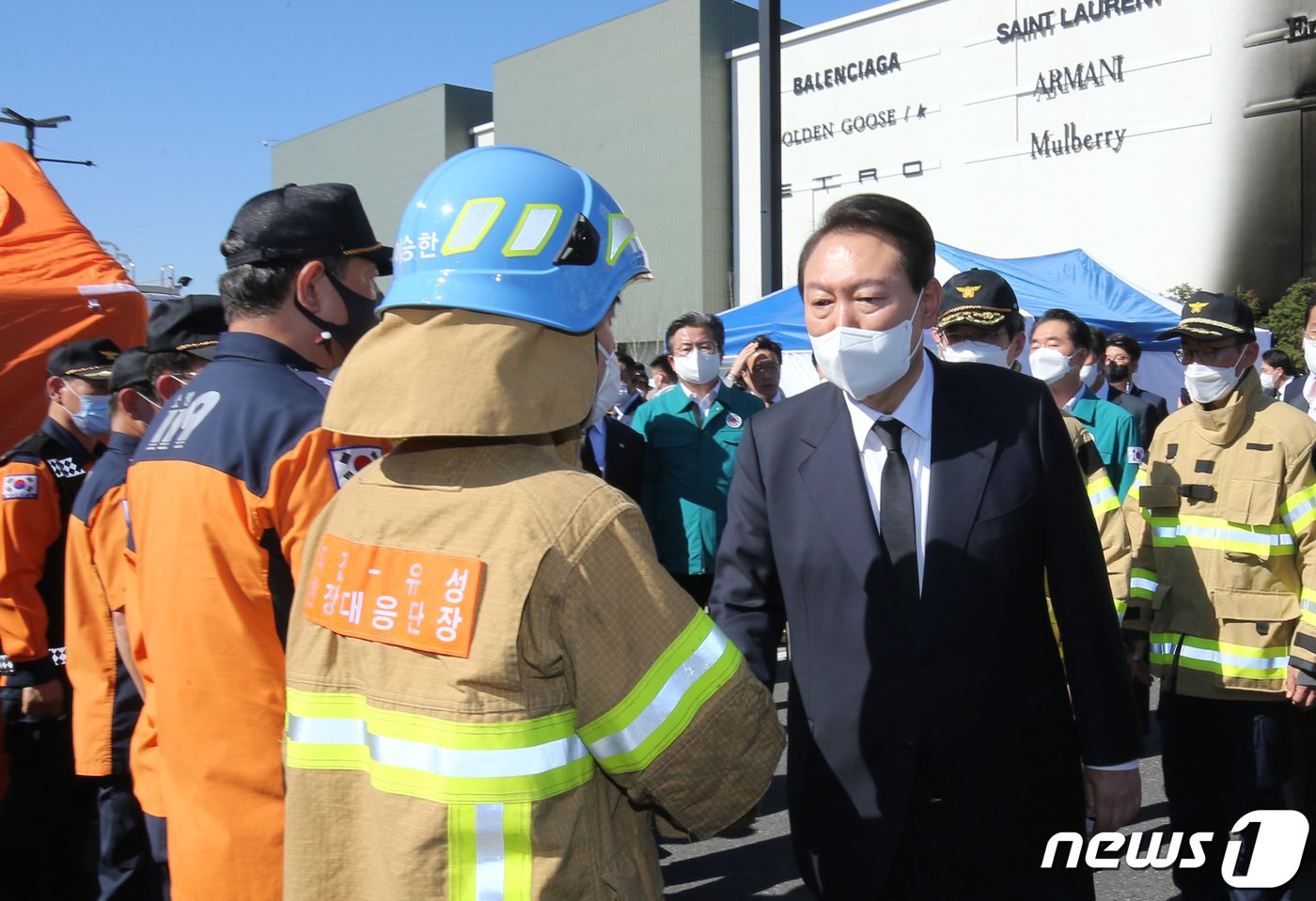 윤석열 대통령이 27일 오후 7명의 사망자가 발생한 대전 유성구 용산동 현대아울렛 화재 현장을 찾아 소방관들을 격려하고 있다. 2022.9.27/뉴스1 ⓒ News1 김기태 기자