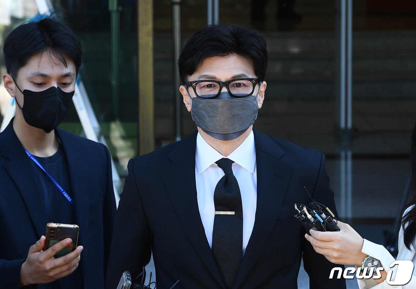 본문 이미지 - 한동훈 법무부 장관이 27일 오후 서울 종로구 헌법재판소에서 열린 &#39;검수완박&#40;검찰 수사권 완전 박탈&#41;&#39;법 관련 공개 변론 참석에 앞서 취재진에게 입장을 밝히고 있다. &#40;공동취재사진&#41; 2022.9.27/뉴스1 ⓒ News1 이승배 기자