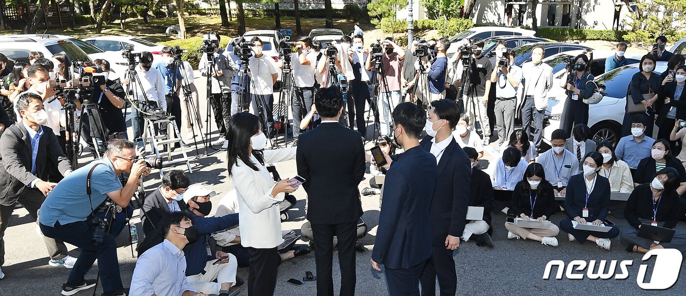 본문 이미지 - 한동훈 법무부 장관이 27일 오후 서울 종로구 헌법재판소에서 열린 &#39;검수완박&#40;검찰 수사권 완전 박탈&#41;&#39;법 관련 공개 변론 참석에 앞서 취재진에게 입장을 밝히고 있다. &#40;공동취재사진&#41; 2022.9.27/뉴스1 ⓒ News1 이승배 기자
