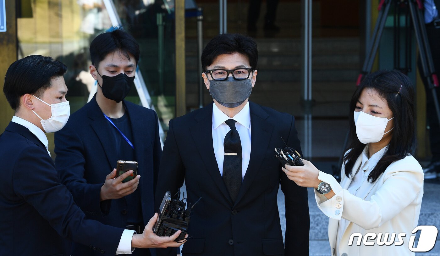 본문 이미지 - 한동훈 법무부 장관이 27일 오후 서울 종로구 헌법재판소에서 열린 '검수완박(검찰 수사권 완전 박탈)'법 관련 공개 변론 참석에 앞서 취재진에게 입장을 밝히고 있다. (공동취재사진) 2022.9.27/뉴스1 ⓒ News1 이승배 기자