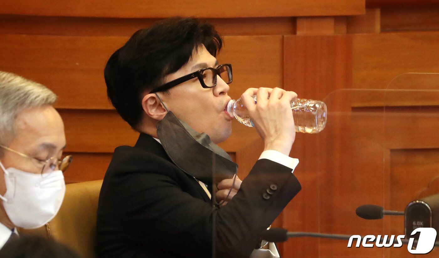 본문 이미지 - 한동훈 법무부 장관이 27일 오후 서울 종로구 헌법재판소 대심판정에서 열린 &#39;검수완박&#39;&#40;검찰 수사권 완전박탈&#41;법 권한쟁의심판 사건 관련 공개변론에 출석해 물을 마시고 있다.&#40;공동취재&#41; 2022.9.27/뉴스1 ⓒ News1 이승배 기자