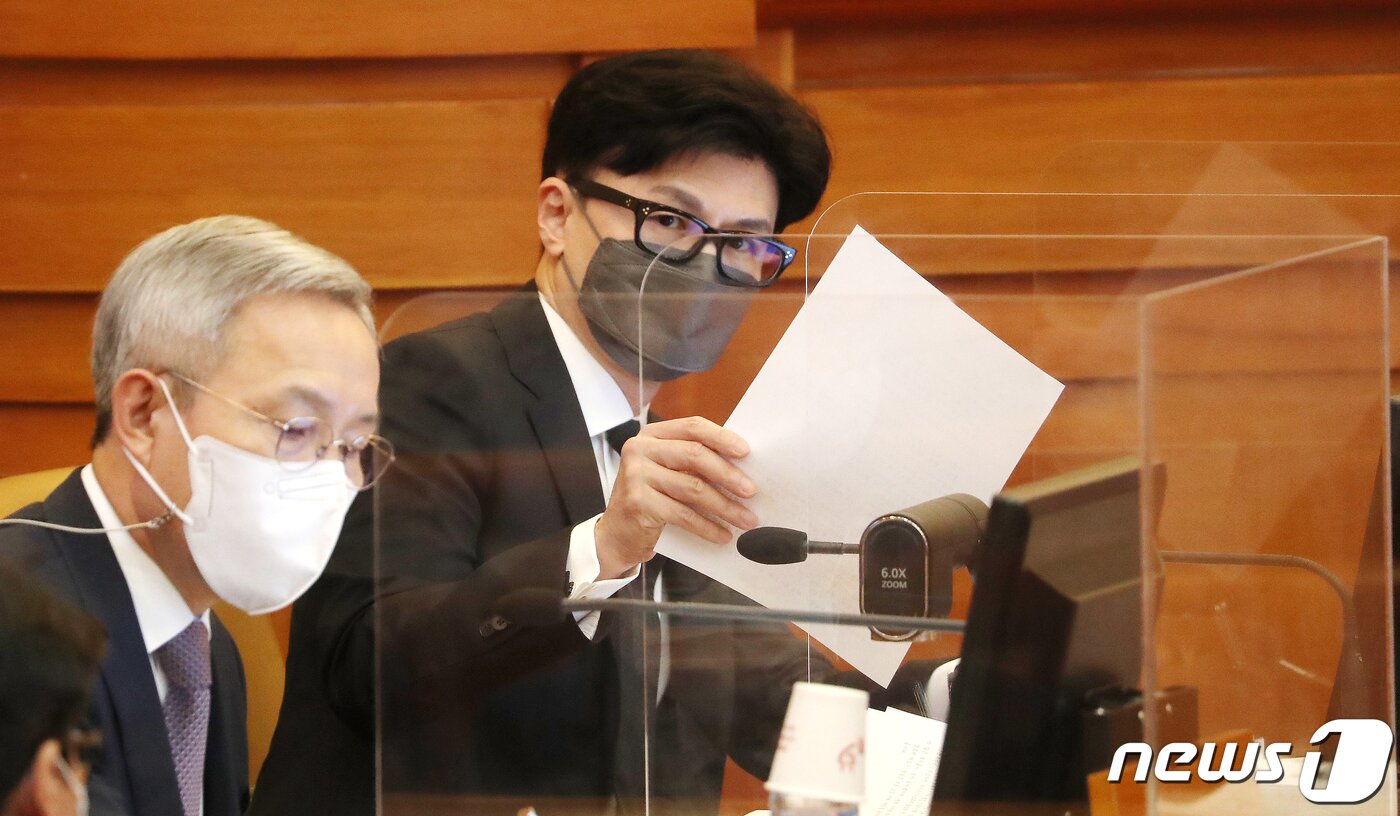 본문 이미지 - 한동훈 법무부 장관이 27일 오후 서울 종로구 헌법재판소 대심판정에서 열린 &#39;검수완박&#39;&#40;검찰 수사권 완전박탈&#41;법 권한쟁의심판 사건 관련 공개변론에 출석해 자료를 살피고 있다.&#40;공동취재&#41; 2022.9.27/뉴스1 ⓒ News1 이승배 기자