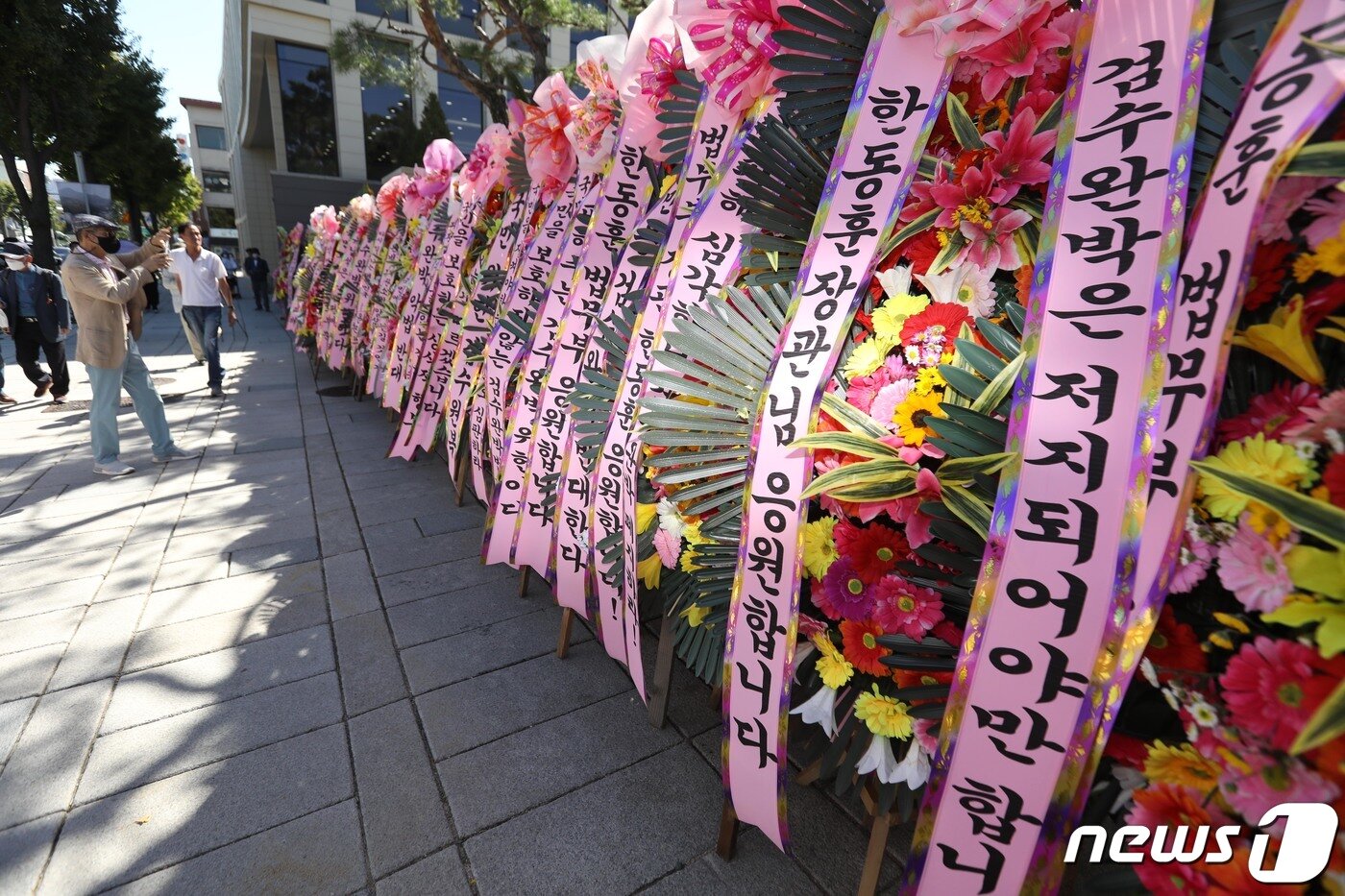 본문 이미지 - 27일 오후 검수완박&#40;검찰 수사권 완전 박탈&#41;법 권한쟁의심판 사건의 공개변론이 열린 서울 종로구 헌법재판소 앞에 검수완박 반대 및 한동훈 법무부 장관을 응원하는 화환이 줄지어 놓여 있다. &#40;공동취재&#41; 2022.9.27/뉴스1 ⓒ News1 이승배 기자