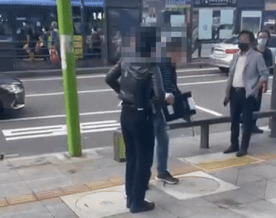 본문 이미지 - 수유역의 한 길거리에서 벌어진 폭행 사건. (유튜브 갈무리)