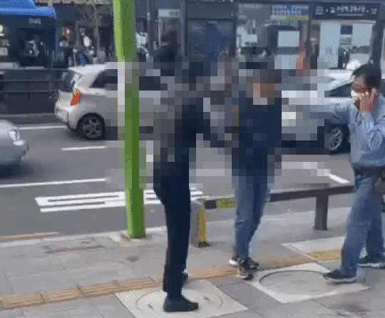 본문 이미지 - 수유역의 한 길거리에서 벌어진 폭행 사건. (유튜브 갈무리)