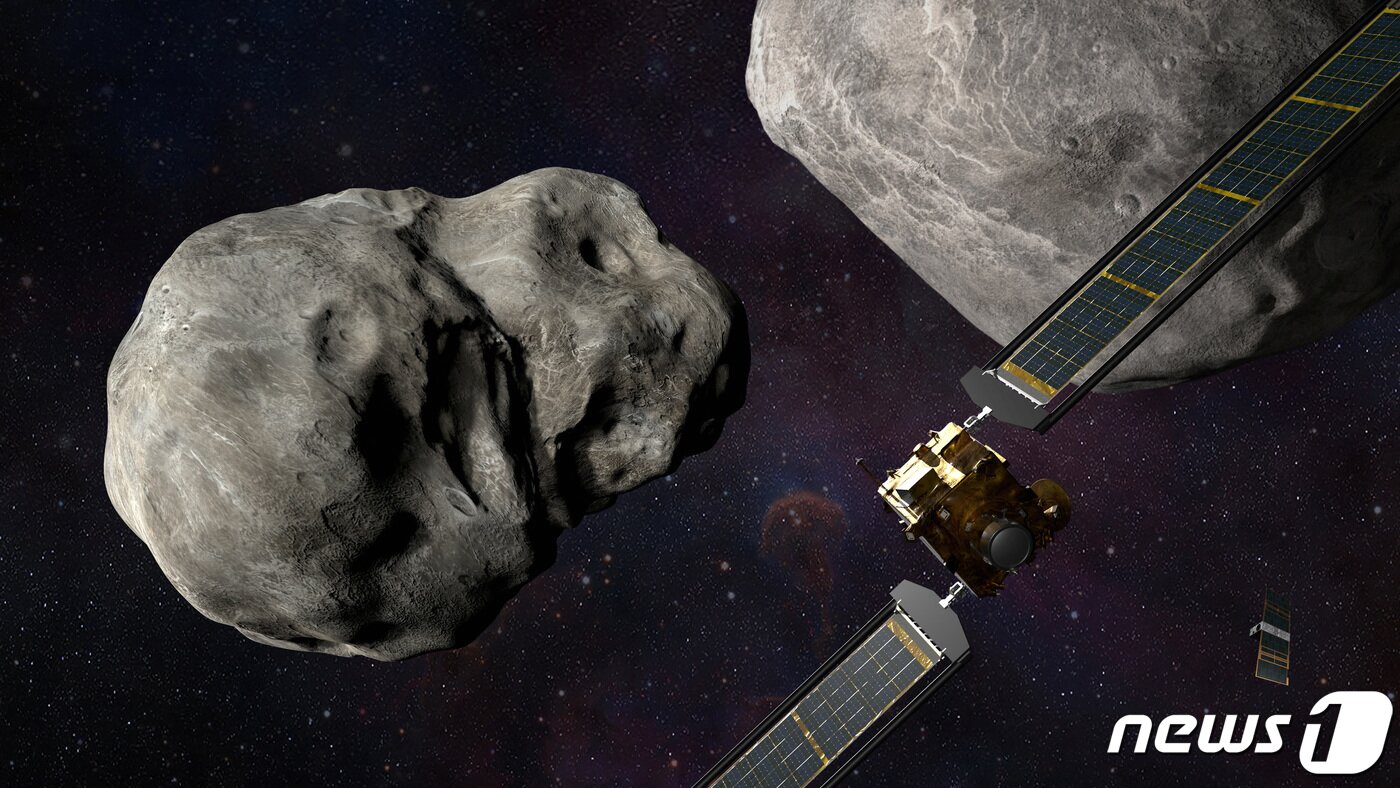 본문 이미지 - 나사가 소행성 충돌 실험을 위해 설계한 우주선 '다트'와 행성 디디모스의 충돌 전 모습을 그린 일러스트레이션. 2022. 9. 26. ⓒ 로이터=뉴스1 ⓒ News1 최서윤 기자