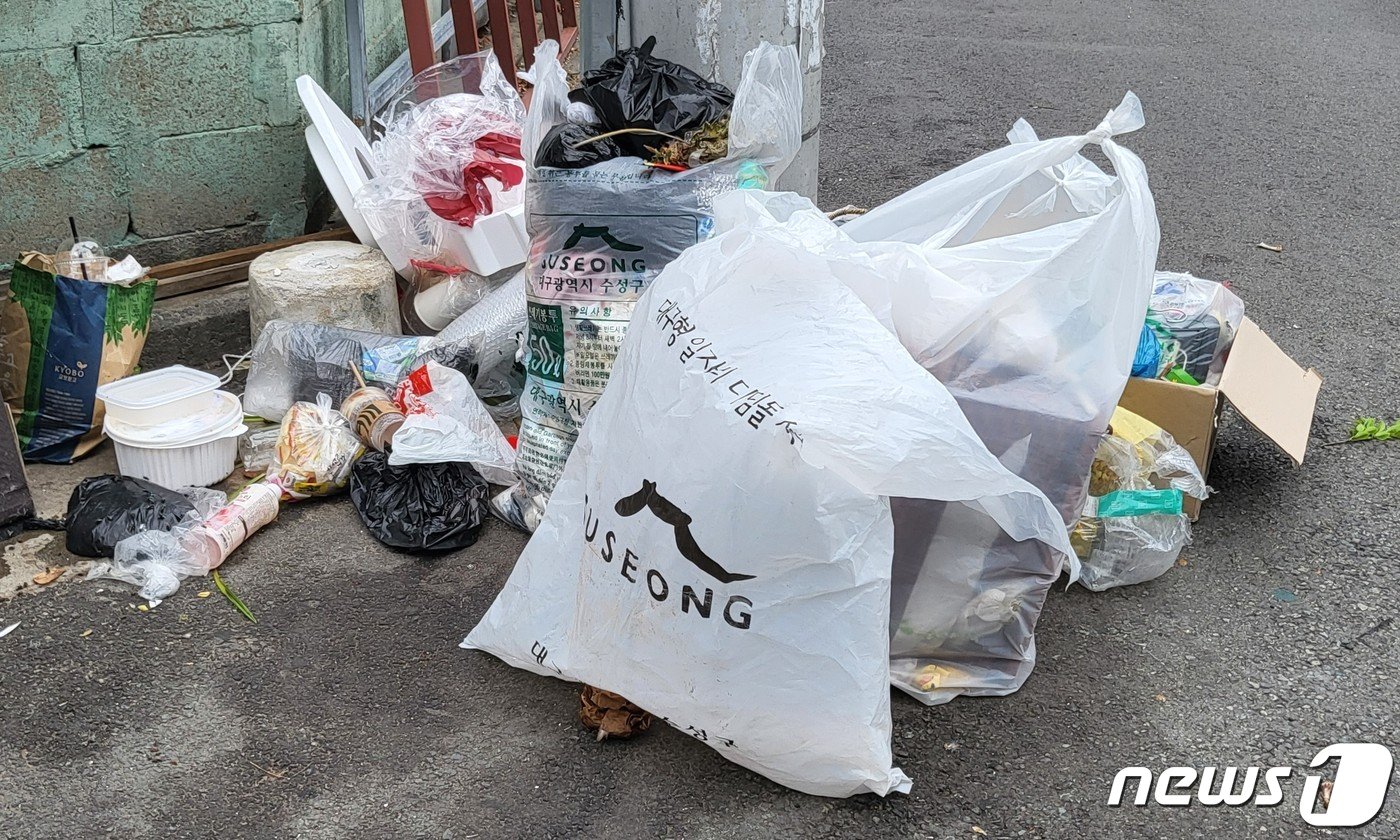 동네 전신주 앞에 버려진 쓰레기. 2022.9.27/뉴스1 ⓒ News1 이성덕 기자