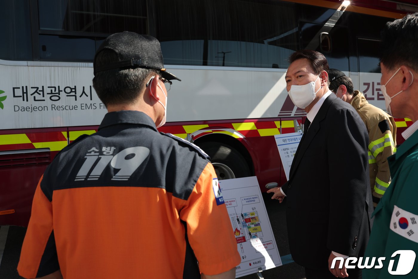 윤석열 대통령이 27일 오후 7명의 사망자가 발생한 대전 유성구 용산동 현대아울렛 화재 사고 상황을 보고받고 있다. &#40;대통령실 제공&#41; 2022.9.27/뉴스1 ⓒ News1 오대일 기자