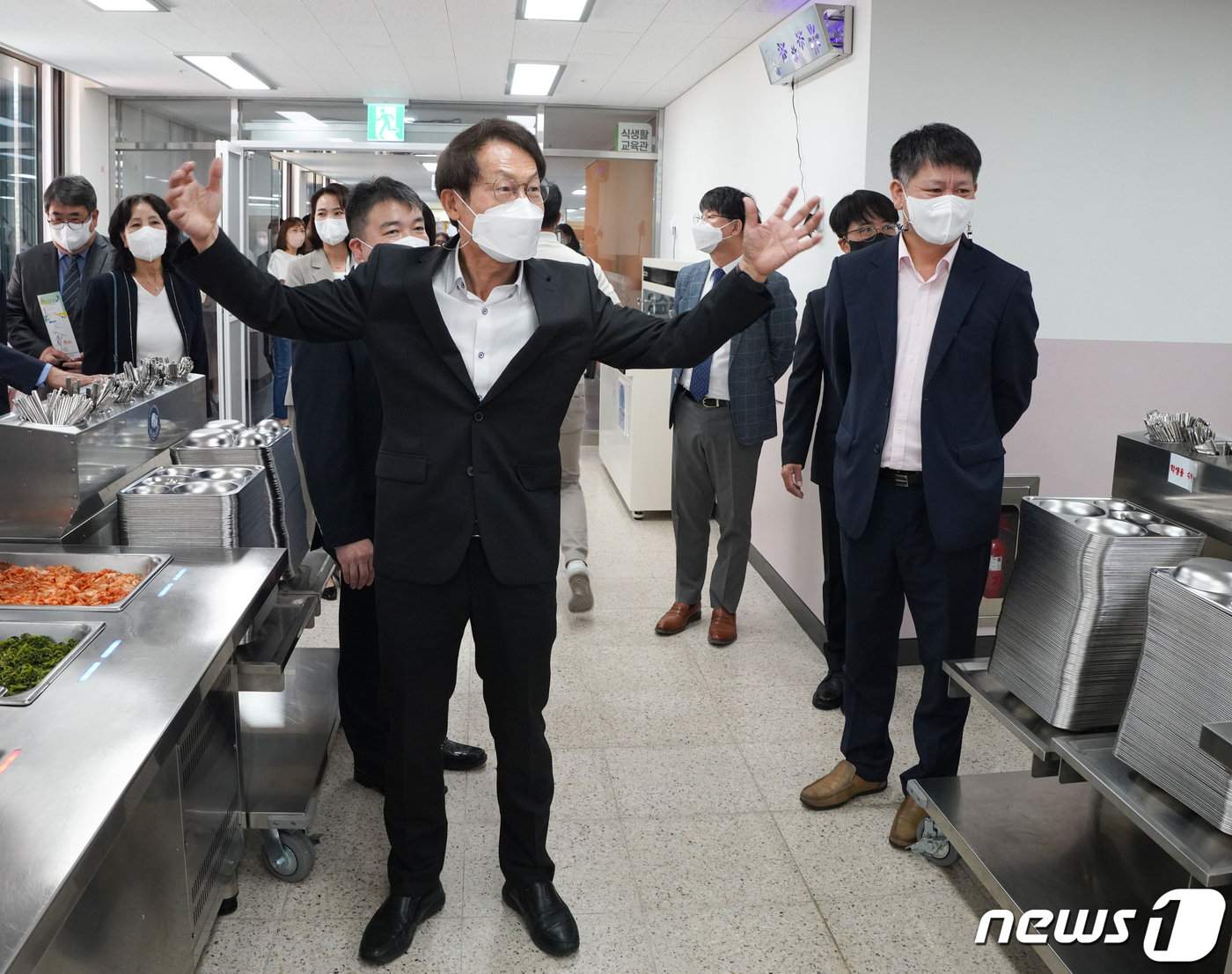 (서울=뉴스1) 김진환 기자 = 조희연 서울시 교육감이 27일 서울 중랑구에 새롭게 개교하는 서울양원숲초등학교·병설유치원 개교식에 참석해 시설을 둘러보고 있다. (서울시 교육청 제 …