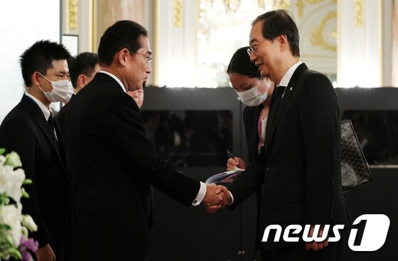 고 아베 신조 전 일본 총리의 조문사절단 단장인 한덕수 국무총리가 27일 오후 도쿄 아카사카 영빈관에서 열린 환영 연회(리셉션)에 참석해 기시다 후미오 일본 총리와 인사를 나누고 있다. 2022.9.27/뉴스1 © News1 박지혜 기자