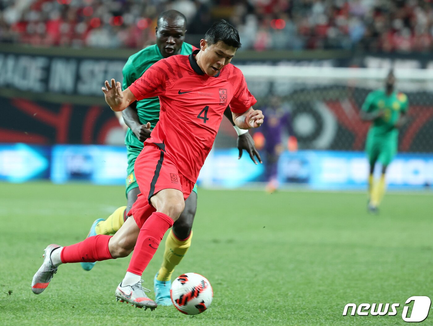 본문 이미지 - 축구대표팀 김민재가 27일 오후 서울 마포구 상암동 서울월드컵경기장에서 열린 대한민국과 카메룬의 친선경기 전반전에서 탈압박하고 있다. 2022.9.27/뉴스1 ⓒ News1 이동해 기자