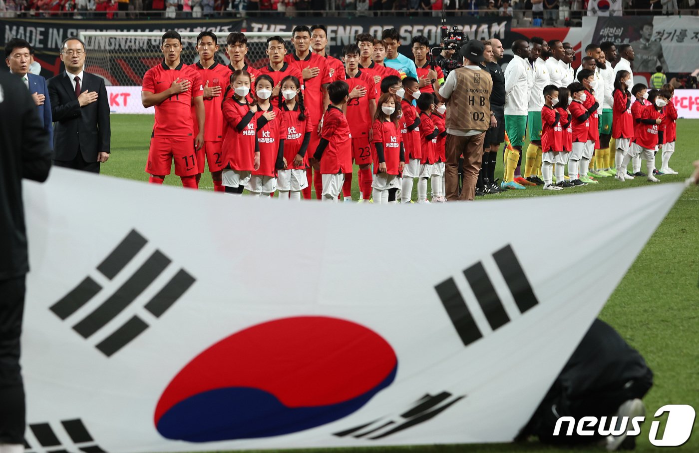 축구대표팀 선수들이 27일 오후 서울 마포구 상암동 서울월드컵경기장에서 열린 대한민국과 카메룬의 친선경기 전반전에 앞서 애국가 제창을 하고 있다. 2022.9.27/뉴스1 ⓒ News1 이동해 기자