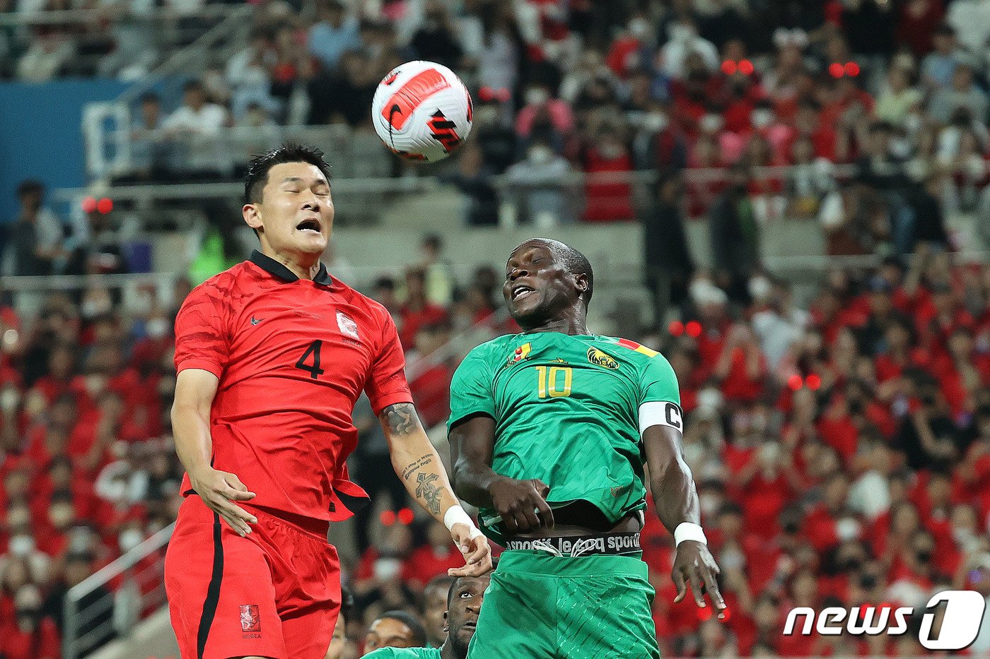 김민재가 27일 오후 서울 마포구 상암동 서울월드컵경기장에서 열린 축구 국가대표 평가전 대한민국과 카메룬의 경기에서 상대문전을 향해 헤더를 시도하고 있다. 2022.9.27/뉴스1 ⓒ News1 이광호 기자