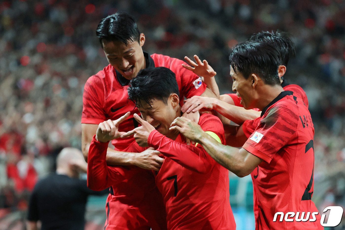 손흥민이 27일 오후 서울 마포구 상암동 서울월드컵경기장에서 열린 축구 국가대표 평가전 대한민국과 카메룬의 경기에서 선제골을 성공시킨뒤 세리머니를 하고 있다. 2022.9.27/뉴스1 ⓒ News1 이광호 기자