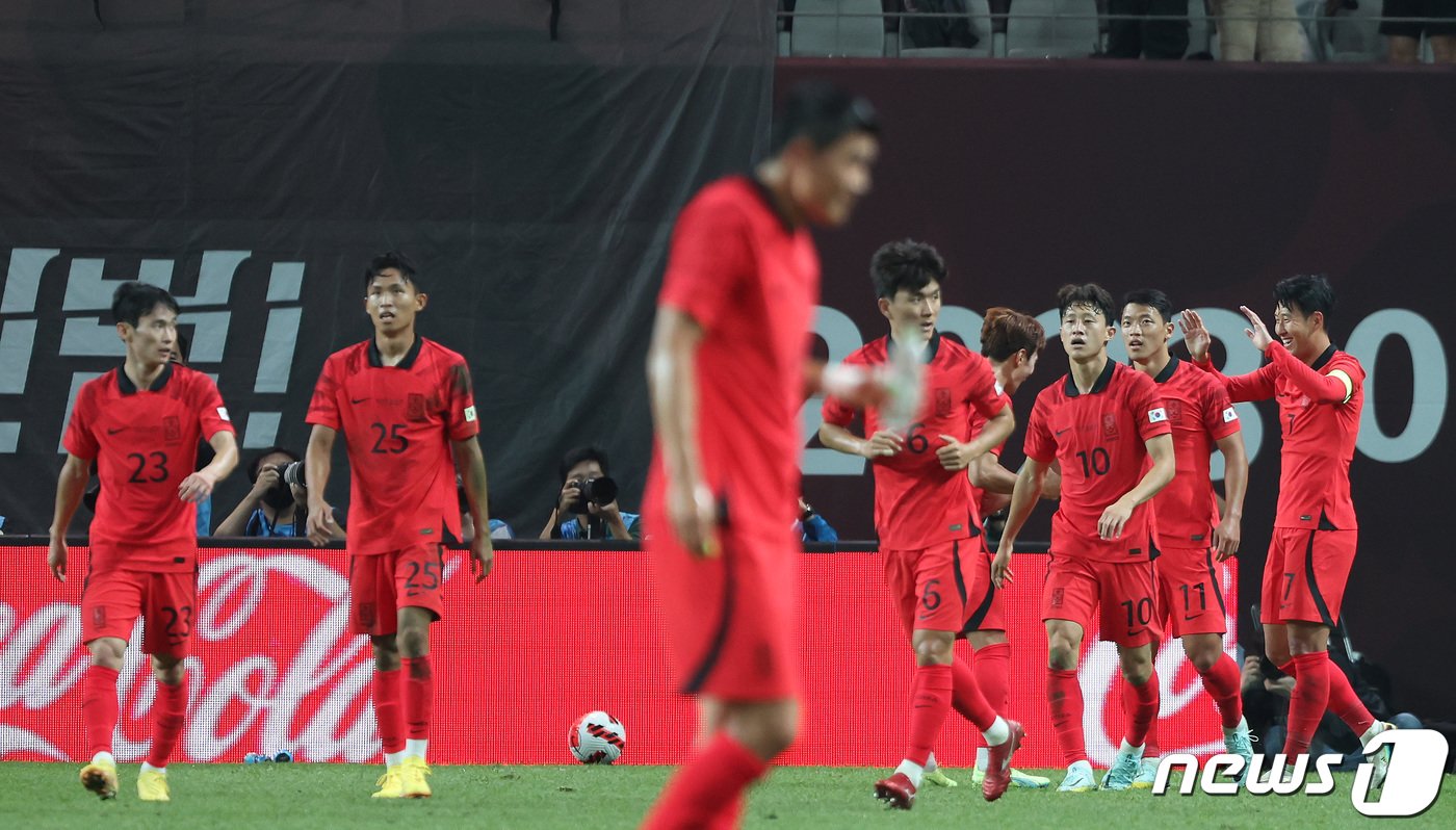 본문 이미지 - 손흥민이 27일 오후 서울 마포구 상암동 서울월드컵경기장에서 열린 대한민국과 카메룬의 친선경기 전반전에서 헤더로 밀어넣어 선제골을 만들어낸 뒤 동료들과 기쁨을 나누고 있다. 2022.9.27/뉴스1 ⓒ News1 이동해 기자