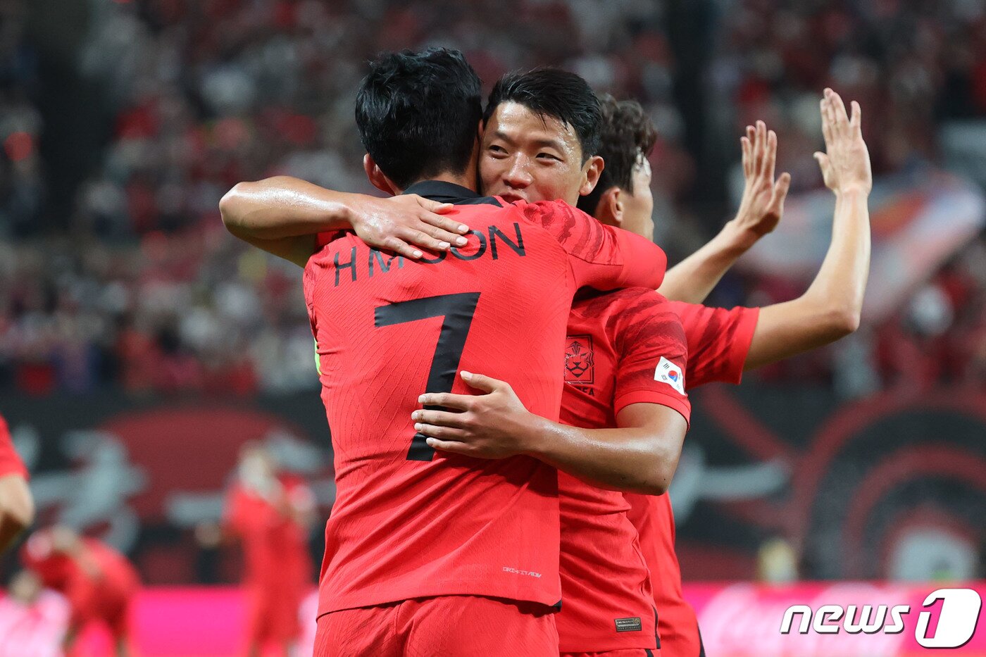 본문 이미지 - 손흥민이 27일 오후 서울 마포구 상암동 서울월드컵경기장에서 열린 축구 국가대표 평가전 대한민국과 카메룬의 경기에서 선제골을 성공시킨 뒤 황희찬과 포옹하고 있다.2022.9.27/뉴스1 ⓒ News1 이광호 기자