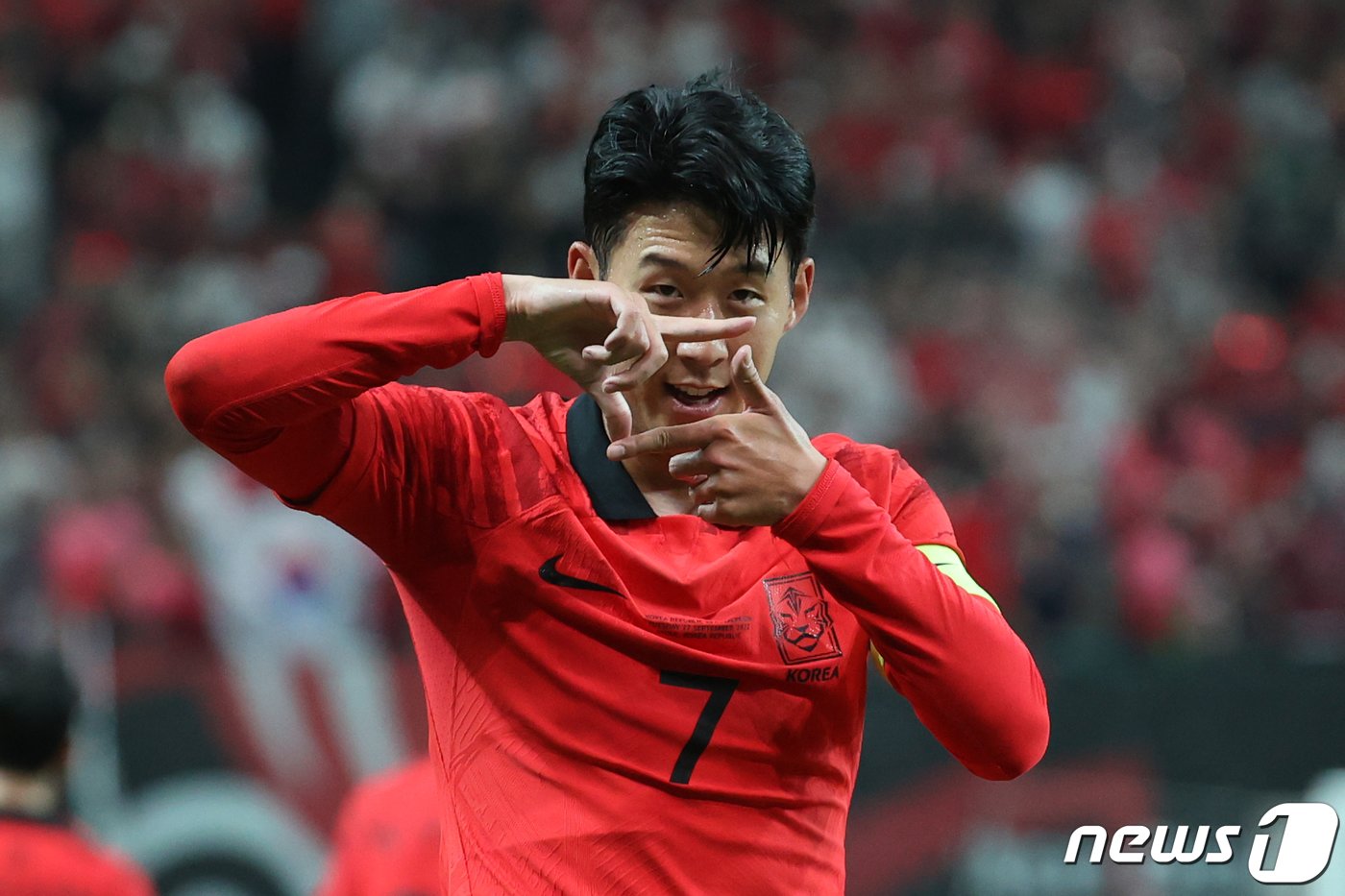 본문 이미지 - 손흥민이 27일 오후 서울 마포구 상암동 서울월드컵경기장에서 열린 축구 국가대표 평가전 대한민국과 카메룬의 경기에서 선제골을 성공시킨 뒤 세리머니를 하고 있다. 2022.9.27/뉴스1 ⓒ News1 이광호 기자