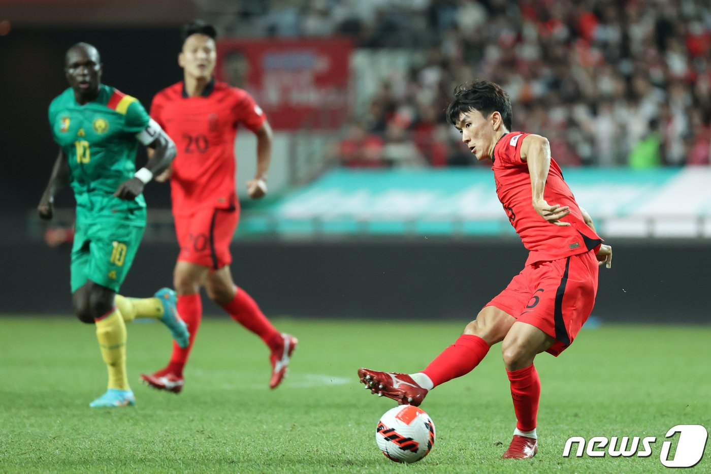 황인범이 27일 오후 서울 마포구 상암동 서울월드컵경기장에서 열린 축구 국가대표 평가전 대한민국과 카메룬의 경기에서 상대문전을 향해 패스하고 있다. 2022.9.27/뉴스1 ⓒ News1 이광호 기자