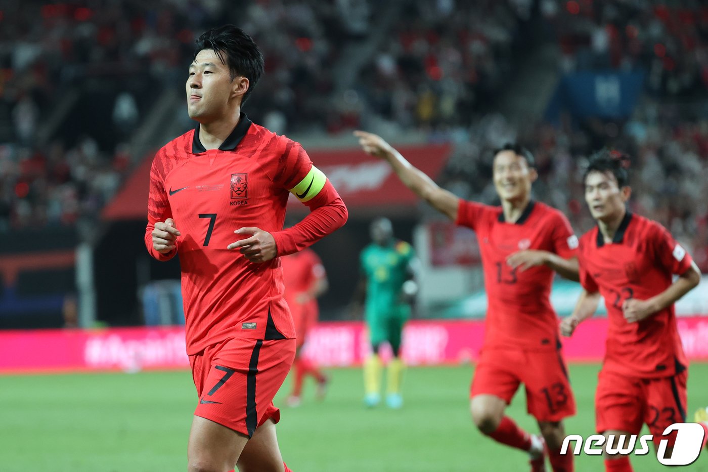 본문 이미지 - 손흥민이 27일 오후 서울 마포구 상암동 서울월드컵경기장에서 열린 축구 국가대표 평가전 대한민국과 카메룬의 경기에서 선제골을 성공시킨 뒤 세리머니를 하고 있다. 2022.9.27/뉴스1 ⓒ News1 이광호 기자