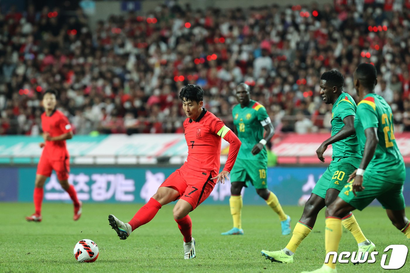 손흥민이 27일 오후 서울 마포구 상암동 서울월드컵경기장에서 열린 축구 국가대표 평가전 대한민국과 카메룬의 경기에서 상대문전을 향해 패스하고 있다. 2022.9.27/뉴스1 ⓒ News1 이광호 기자