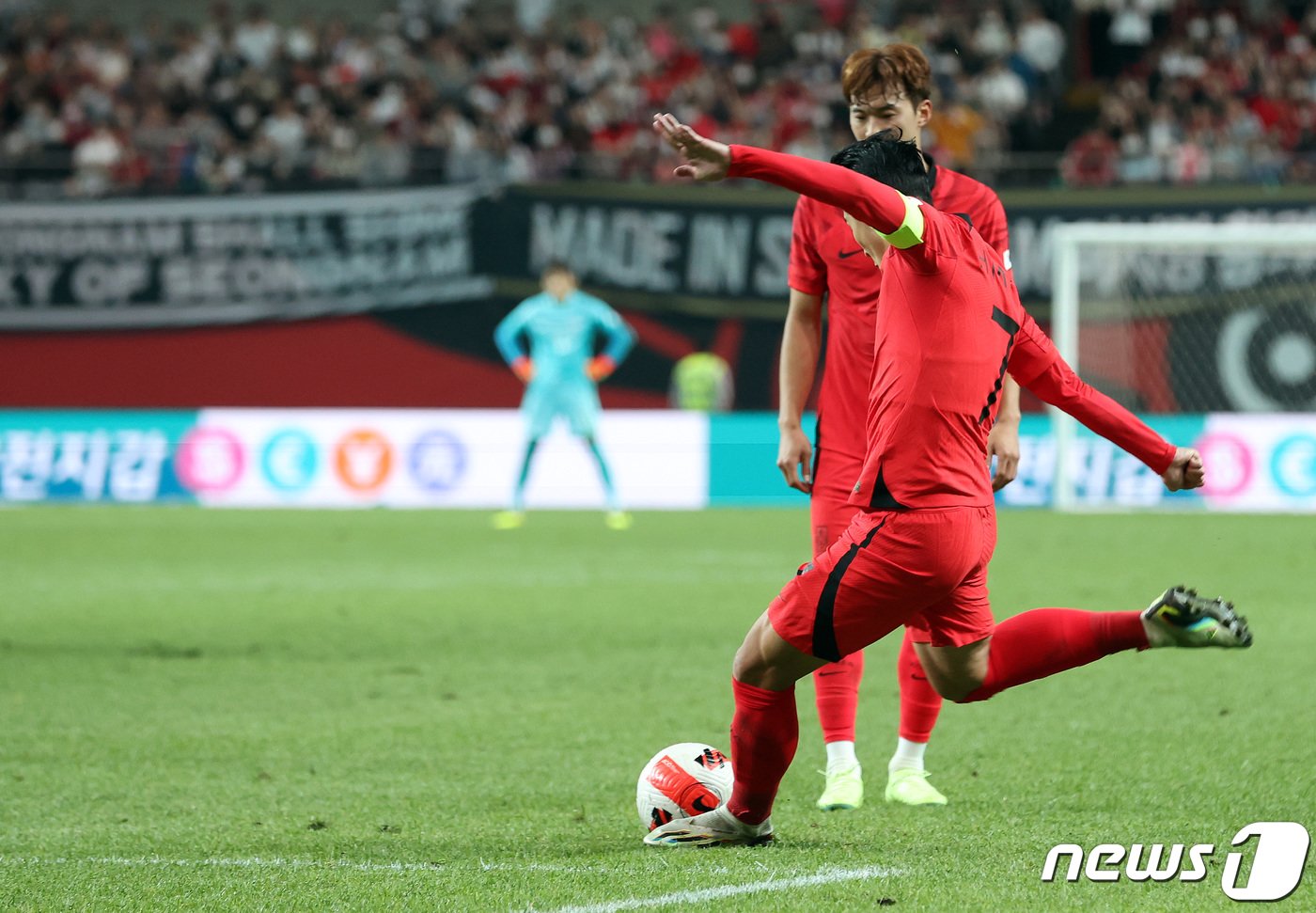 손흥민이 27일 오후 서울 마포구 상암동 서울월드컵경기장에서 열린 대한민국과 카메룬의 친선경기 후반전에서 프리킥을 차고 있다. 2022.9.27/뉴스1 ⓒ News1 이동해 기자