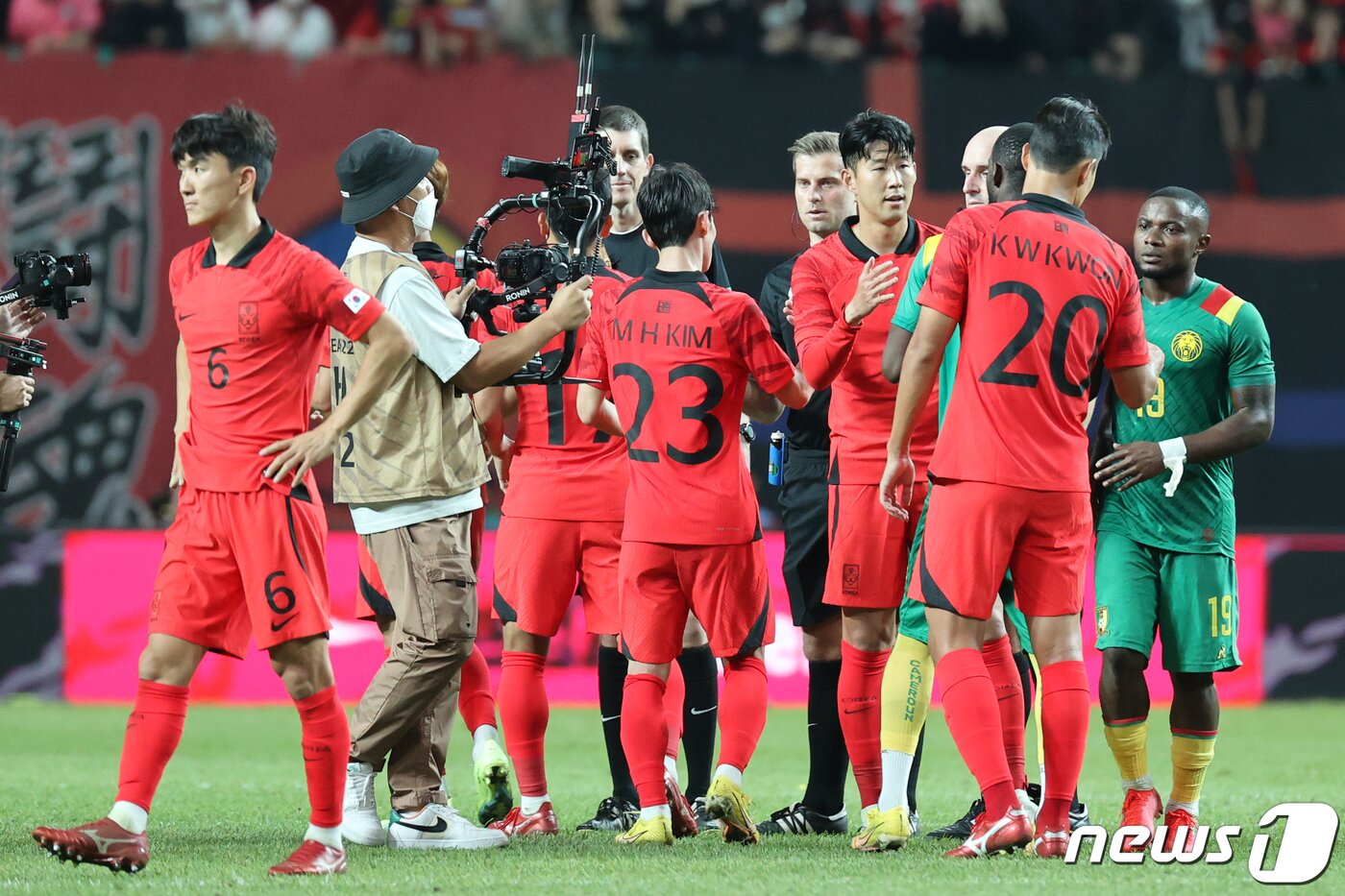 본문 이미지 - 손흥민을 비롯한 대한민국 축구 국가대표팀 선수들이 27일 오후 서울 마포구 상암동 서울월드컵경기장에서 열린 축구 국가대표 평가전 카메룬과의 경기에서 1대 0으로 승리를 거둔 뒤 인사나누고 있다. 2022.9.27/뉴스1 ⓒ News1 이광호 기자