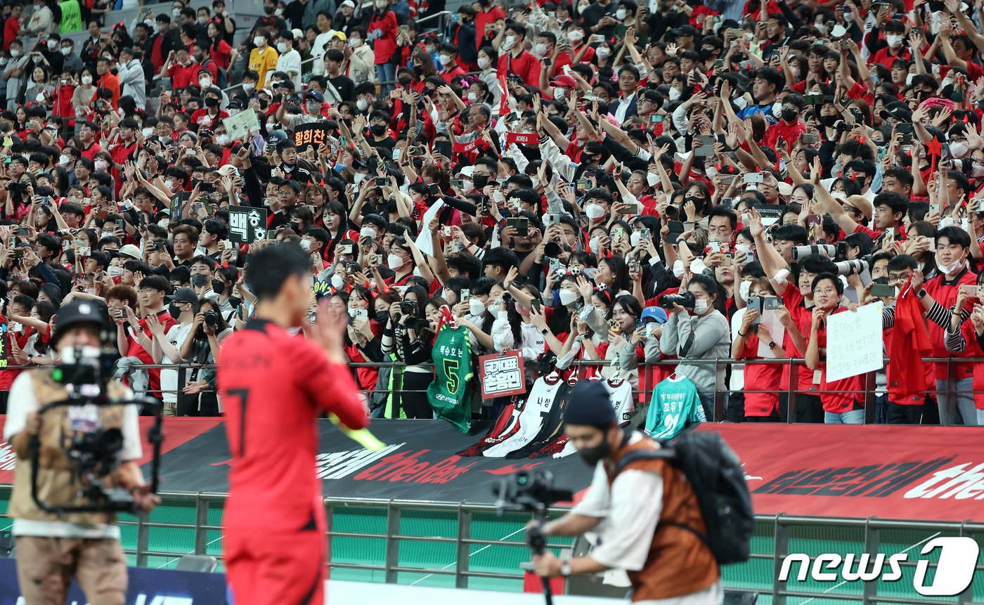 본문 이미지 - 손흥민이 27일 오후 서울 마포구 상암동 서울월드컵경기장에서 열린 대한민국과 카메룬의 친선경기 후반전을 마친 뒤 팬들에게 감사 인사를 하는 가운데 팬들이 손인사로 화답하고 있다. 이날 경기는 대한민국이 1대0 승리를 거뒀다. 2022.9.27/뉴스1 ⓒ News1 이동해 기자