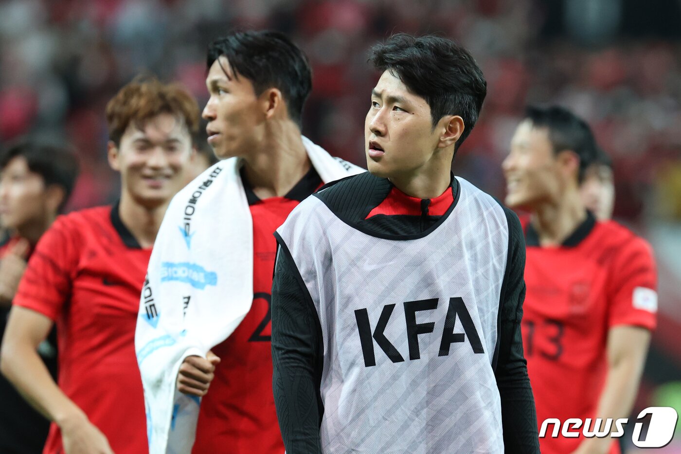 본문 이미지 - 이강인이 27일 오후 서울 마포구 상암동 서울월드컵경기장에서 열린 축구 국가대표 평가전 대한민국과 카메룬의 경기를 마친 뒤 그라운드를 돌고 있다. 이날 경기는 대한민국이 1대 0 승리, 이강인은 경기에 나서지 못했다. 2022.9.27/뉴스1 ⓒ News1 이광호 기자