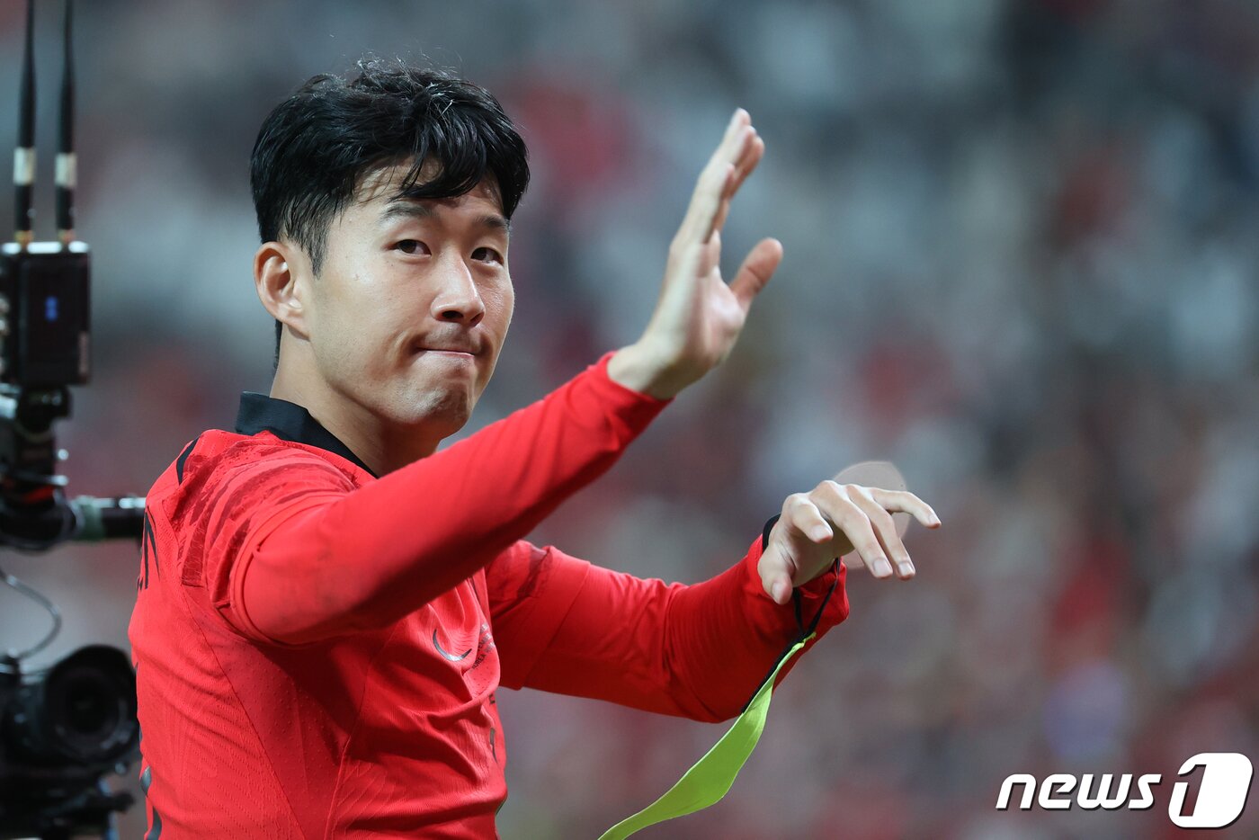 본문 이미지 - 손흥민이 27일 오후 서울 마포구 상암동 서울월드컵경기장에서 열린 축구 국가대표 평가전 대한민국과 카메룬의 경기에서 1대 0 승리로 경기를 마친뒤 그라운드를 돌며 팬들에게 인사하고 있다. 2022.9.27/뉴스1 ⓒ News1 이광호 기자