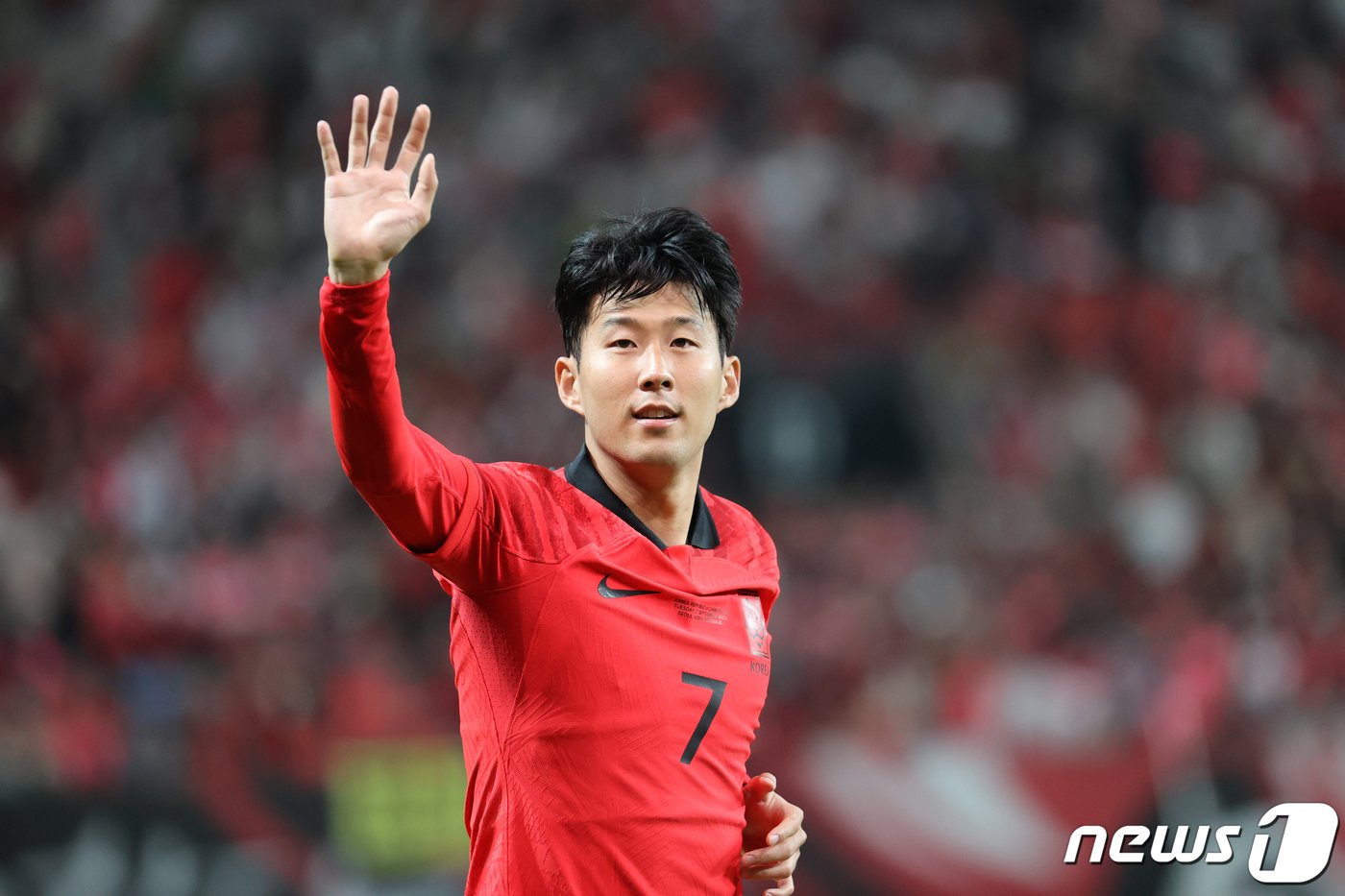 손흥민이 27일 오후 서울 마포구 상암동 서울월드컵경기장에서 열린 축구 국가대표 평가전 대한민국과 카메룬의 경기에서 1대 0 승리로 경기를 마친뒤 그라운드를 돌며 팬들에게 인사하고 있다. 2022.9.27/뉴스1 ⓒ News1 이광호 기자