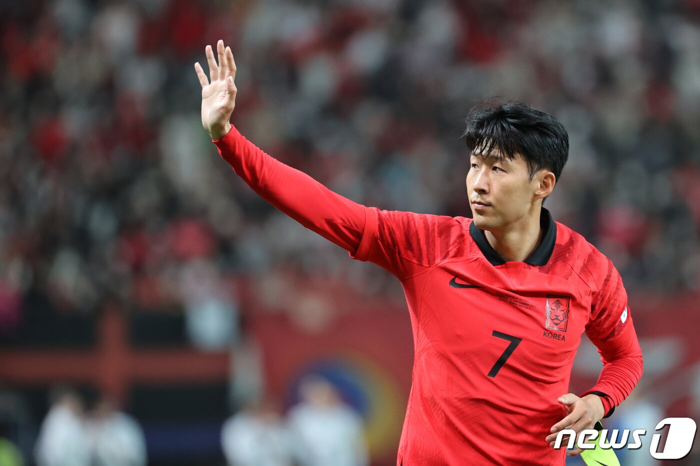 본문 이미지 - 손흥민이 27일 오후 서울 마포구 상암동 서울월드컵경기장에서 열린 축구 국가대표 평가전 대한민국과 카메룬의 경기에서 1대 0 승리로 경기를 마친뒤 그라운드를 돌며 팬들에게 인사하고 있다. 2022.9.27/뉴스1 ⓒ News1 이광호 기자