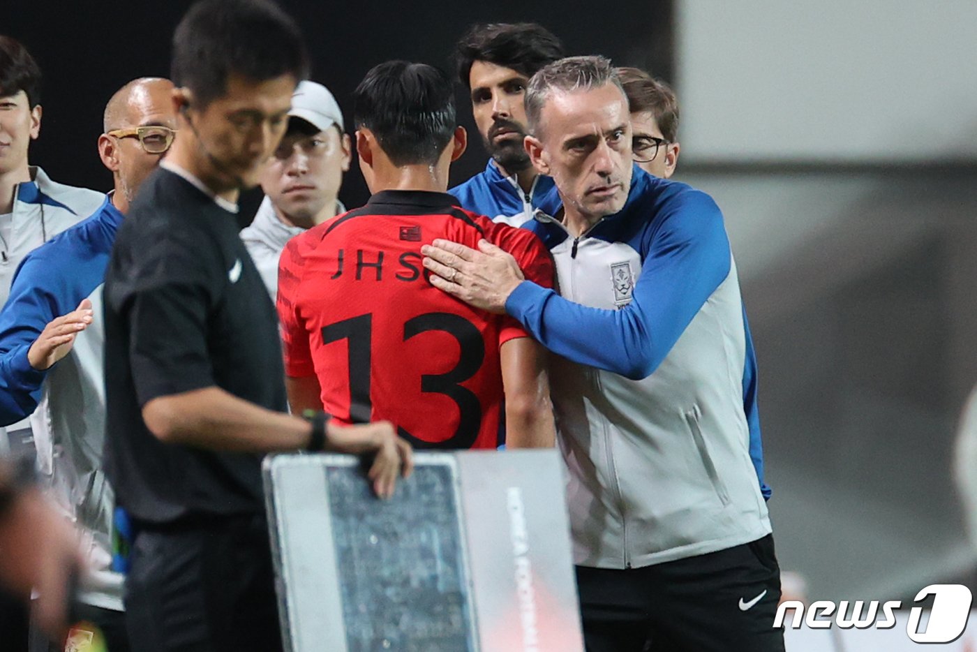 파울루 벤투 축구국가대표팀 감독이 27일 오후 서울 마포구 상암동 서울월드컵경기장에서 열린 대한민국과 카메룬의 친선경기 후반전, 황의조와 교체된 손준호를 격려하고 있다. 2022.9.27/뉴스1 ⓒ News1 이광호 기자